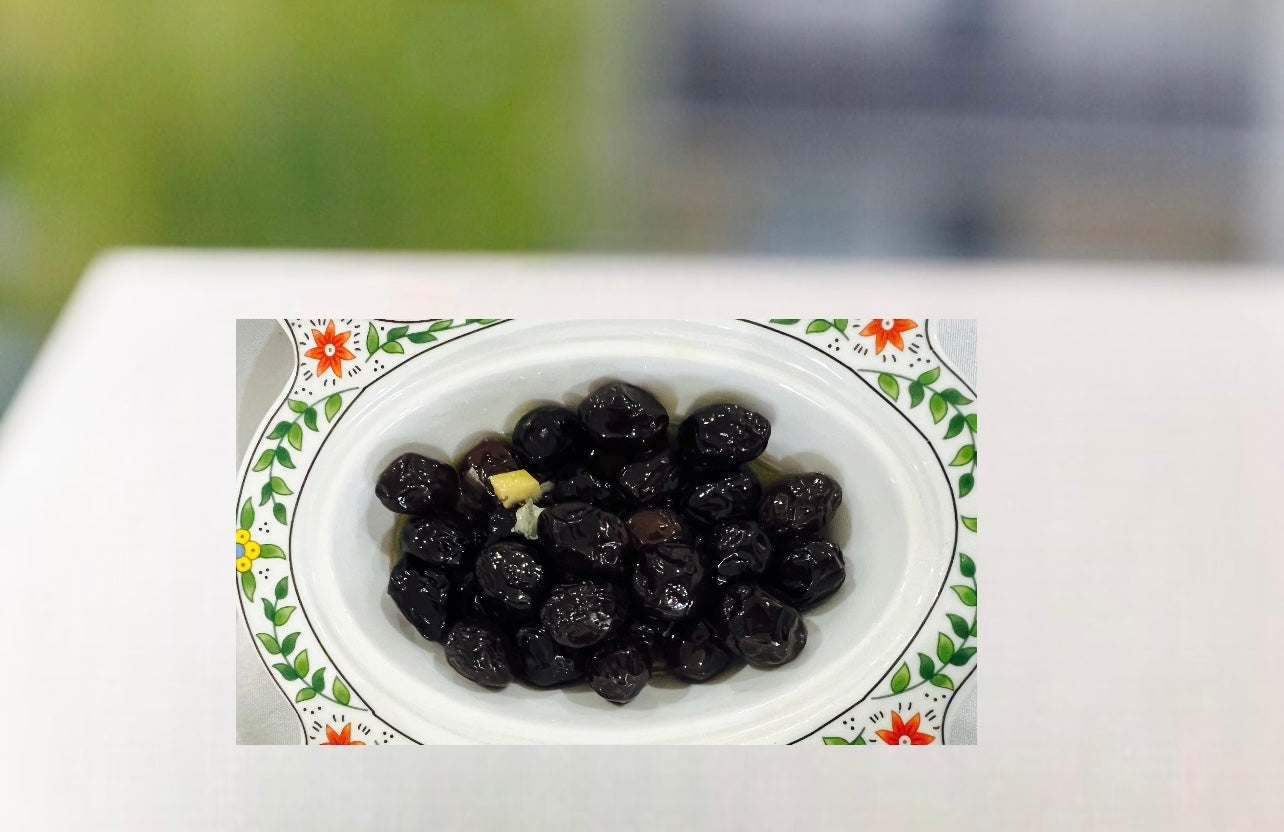 Black olives with olive oil